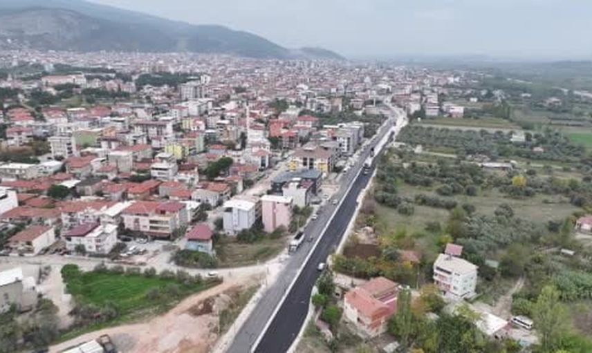 Soma’nın ana arterinde toz ve çamur sona eriyor: Adnan Menderes Caddesi 8 bin ton sıcak asfaltla yenileniyor