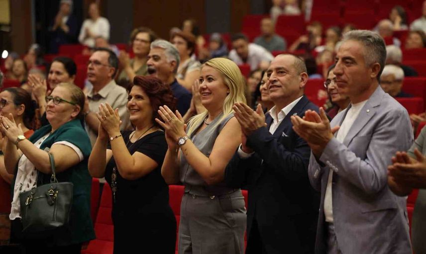 Merkezefendi'de nostalji sahnesi: Alzheimer merkezinin tiyatro gösterisi duygulandırdı