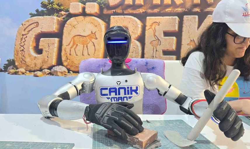 Canikman festival sahnelerinde hem eğitiyor hem eğlendiriyor