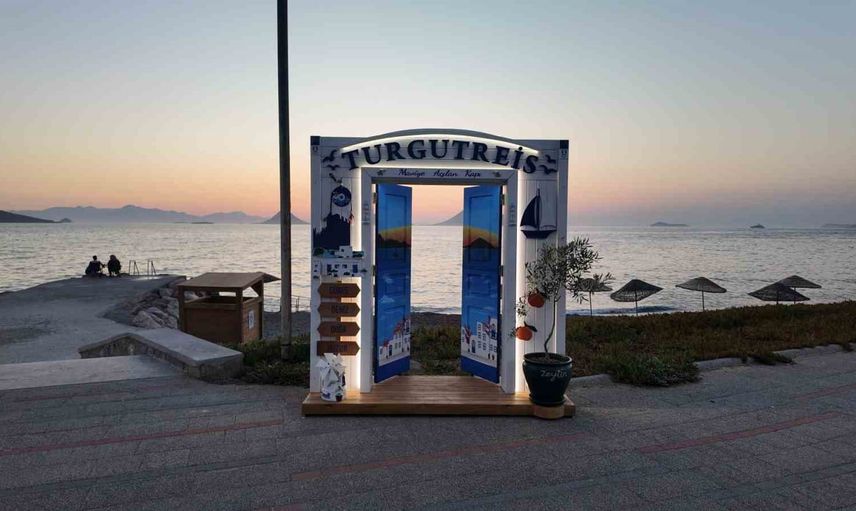 Turgutreis'te Maviye Açılan Kapı fotoğraf noktası olarak yerini aldı
