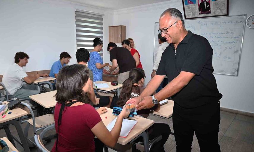 Kemer'de gelecek için tatlı mola: kursiyerlere sınav destek ikramı