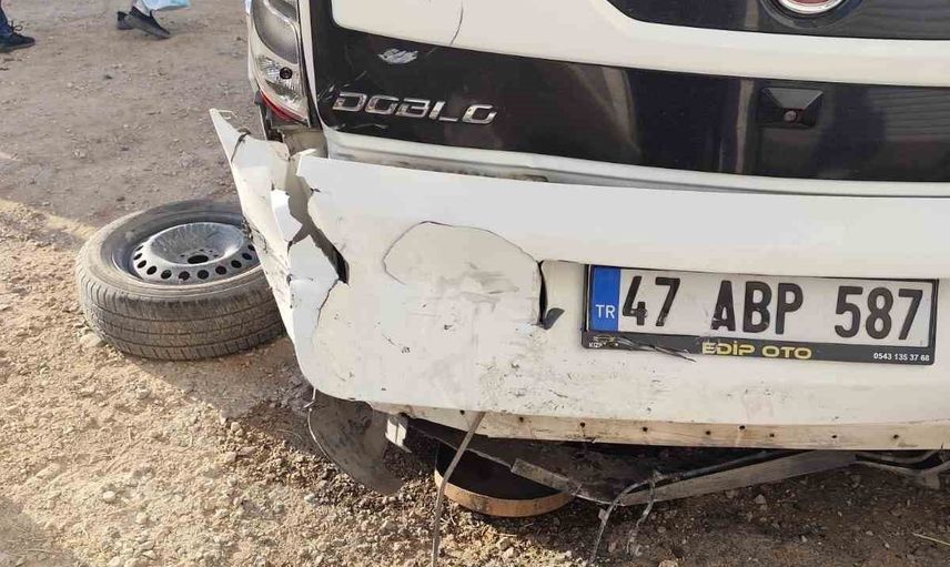 Kızıltepe'de Sandıklı Mahallesi'nde araç çarpışması: otomobil sürücüsü yaralandı