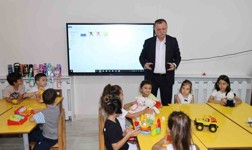 Başkan Balaban okula dönüşte miniklerin heyecanına ortak oldu