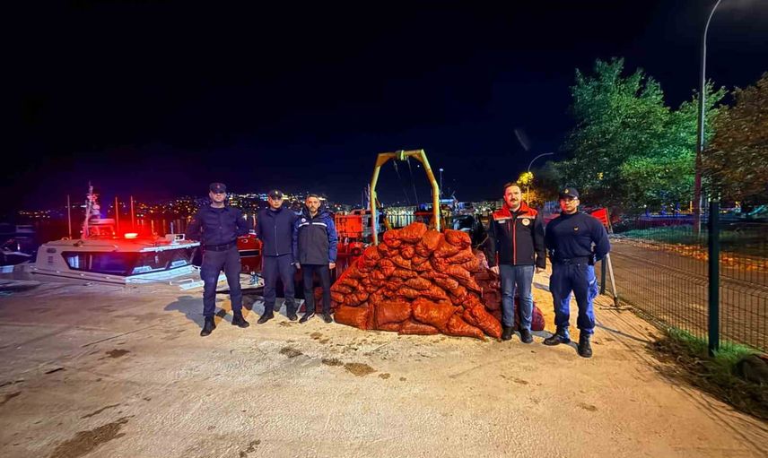 Gemlik'te yasa dışı midye avcılığına müdahale: 1,5 ton denize bırakıldı