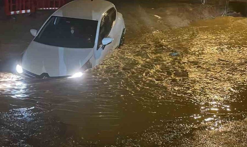 Muğla Menteşe'de sağanak yol çökmesine yol açtı, araç çukura düşüp mahsur kaldı