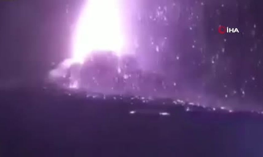 Gece saatlerinde Anak Krakatau patladı: lav püskürmeleri ve 3'üncü seviye alarm