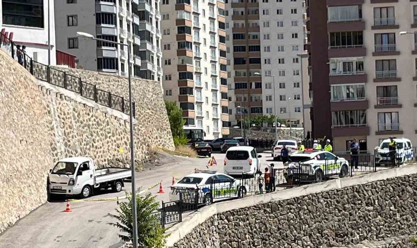 Gümüşhane'de sürücü direksiyonda fenalaşınca pikap duvara çarpıp yaşamını yitirdi