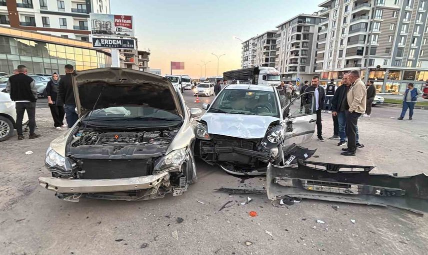 Aksaray'da kavşakta çarpışan araçlar park halindeki araca savruldu: 5 yaralı