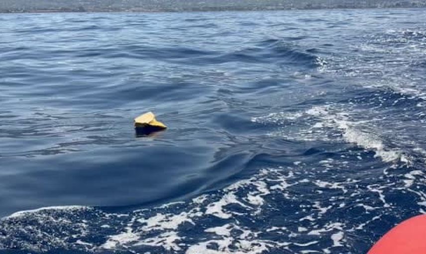 Girne açıklarında batık gemiden denize savrulan eşyalar görüntülendi