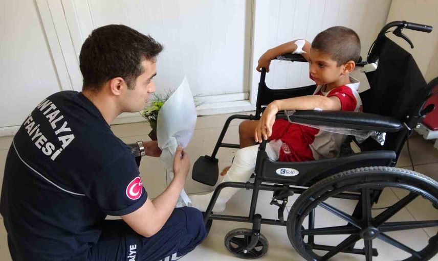 Kuyu faciasından dönen minik Yasin itfaiyeci kurtarıcısıyla hastanede buluştu