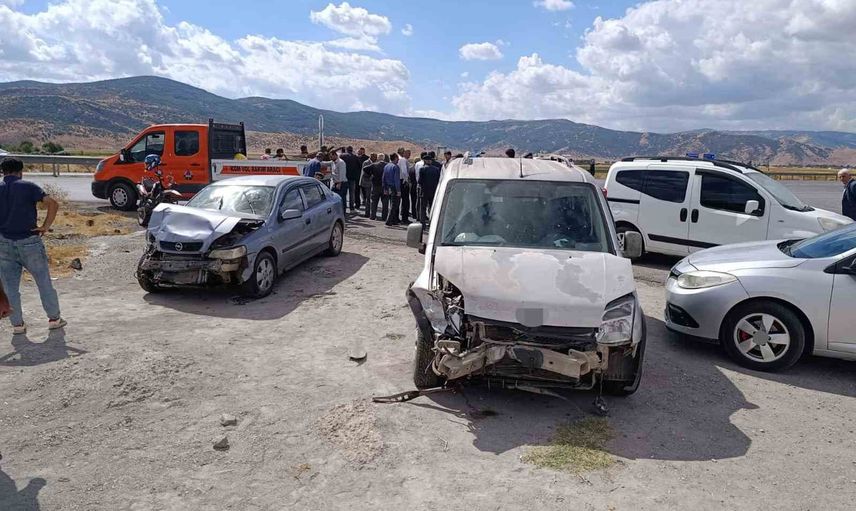 Altınova kavşağında iki araç çarpıştı: yaralılar Güroymak'a kaldırıldı