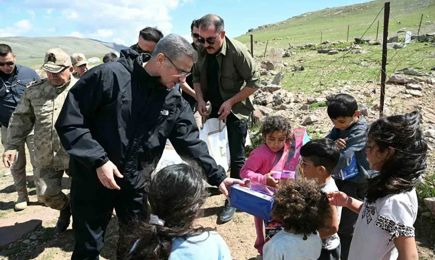 Vali Baruş Dumlu Baba Yaylası'nda göçerlerle buluştu ve şehitleri yad etti