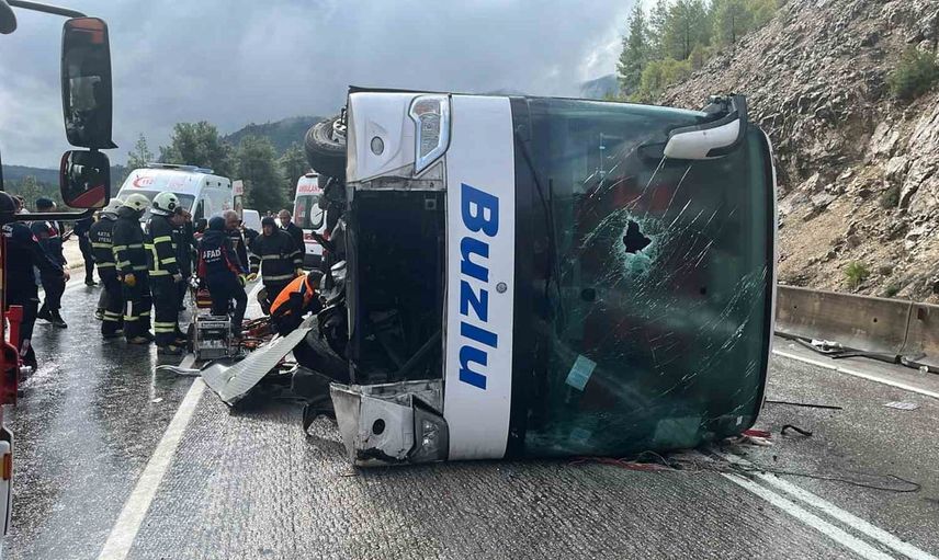 Isparta-Antalya kara yolunda devrilen otobüste yedek şoför yaşamını yitirdi