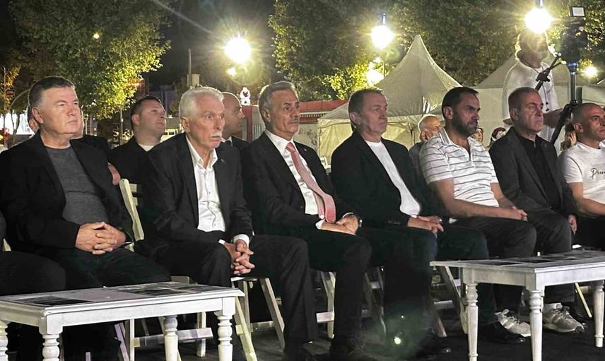 Saat 03.02'de eller semaya: Sakarya'da 17 Ağustos anması