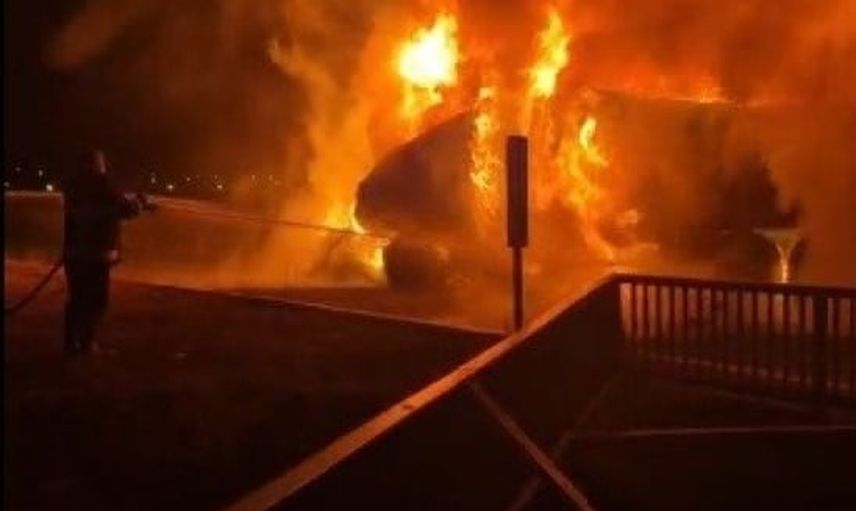 Kars'ta tır motorundan çıkan yangın sürücüyü son anda kurtardı