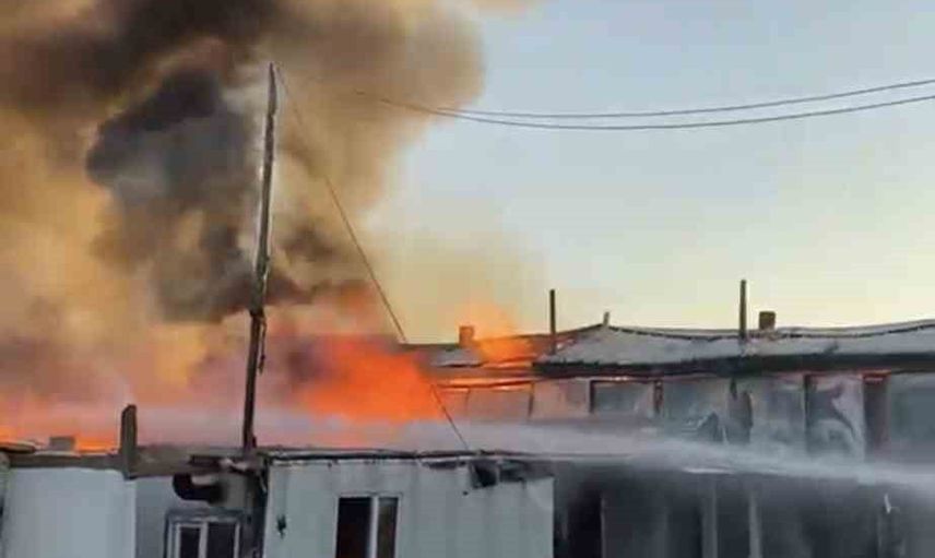 Çiftlik samanlığı alevlere teslim oldu; yangın dron görüntüleriyle kaydedildi