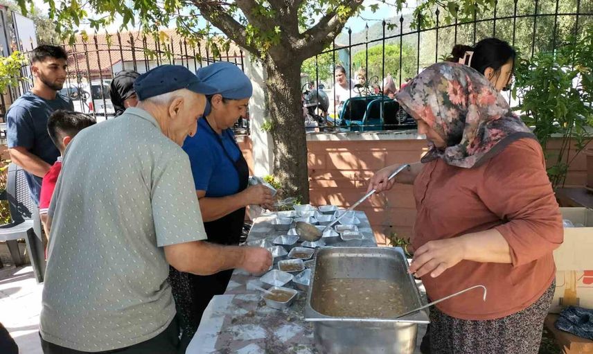 Toparlar'da 26 yıllık imece geleneği: aşure cami bahçesinde pişti