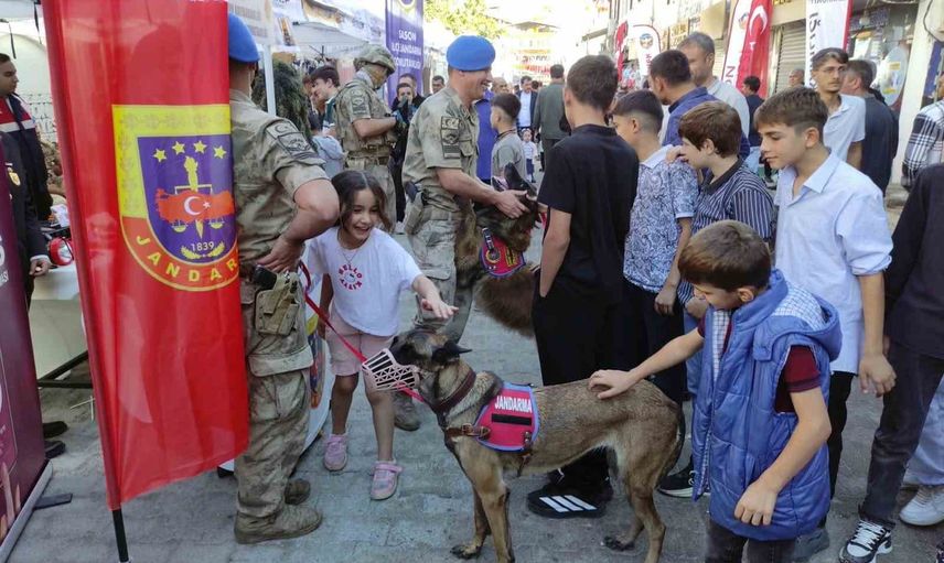 Sason'da güvenlik tanıtımı: jandarma standı festivalde ilgi odağı