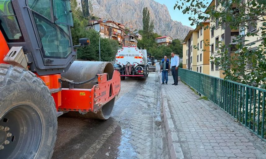 Kemaliye yollarında doğalgaz çalışmaları hız kesmiyor
