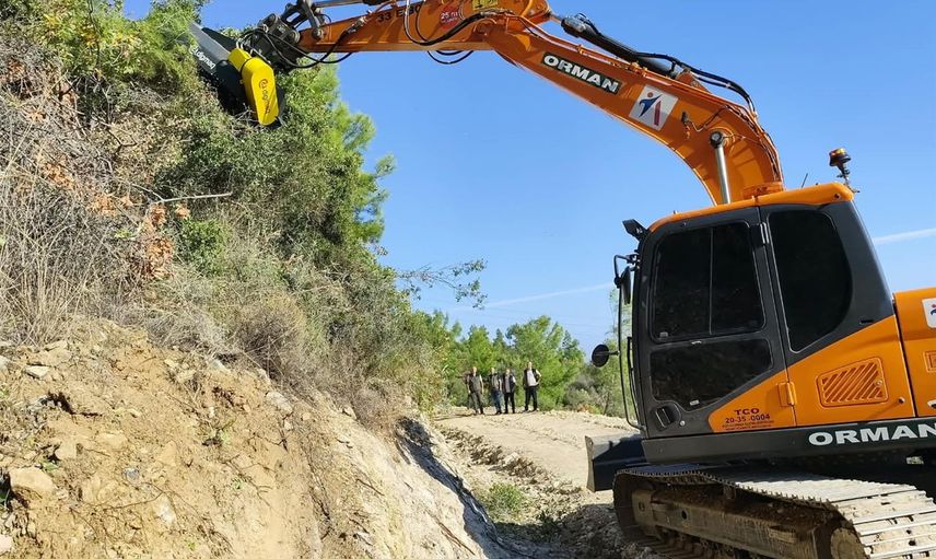 Bozyazı'da test edilen çalı doğrayıcıyla yangın riskine karşı koridor oluşturuluyor