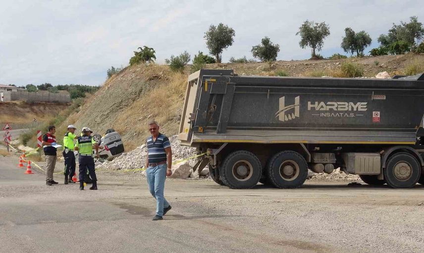 Kilis'te hafif ticari araç ile kamyon çarpıştı: üç ağır yaralı