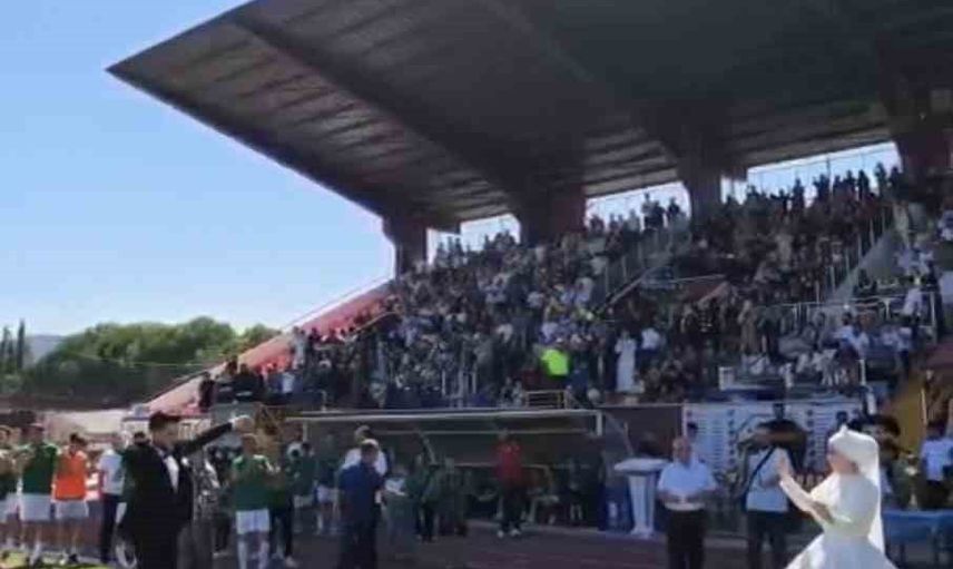 Gelinlik ve damatlıkla tribünde final heyecanı yaşadılar