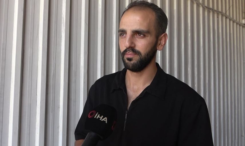Sokakta kirli araçları sahibine haber vermeden ücretsiz yıkayan mobil oto yıkamacı