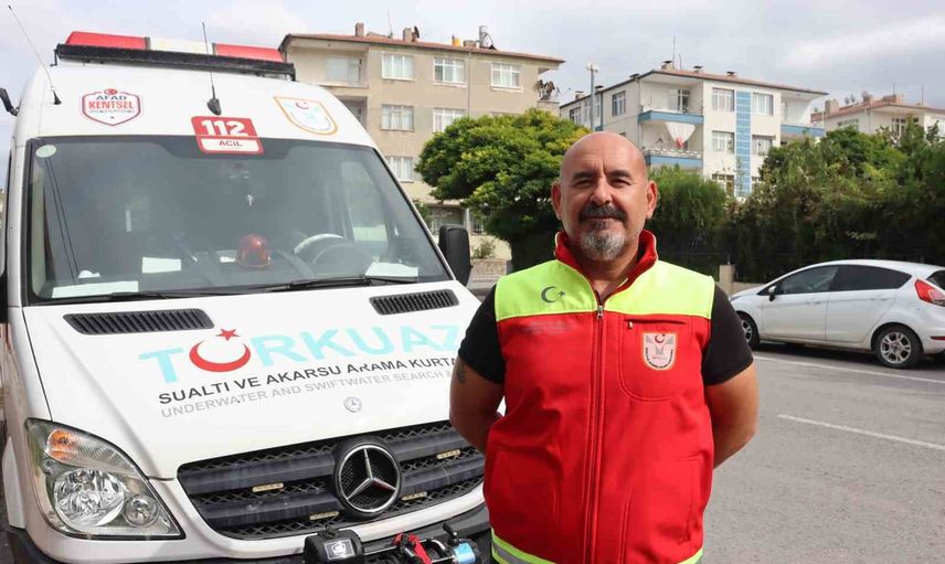 Eğil'de su altında kalan mezarların başında dua eden dalgıç