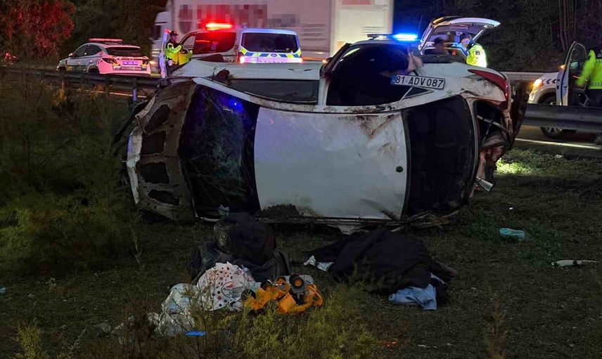 Anadolu Otoyolu'nda refüje çarpan otomobil devrildi: 1 ölü, 4 yaralı