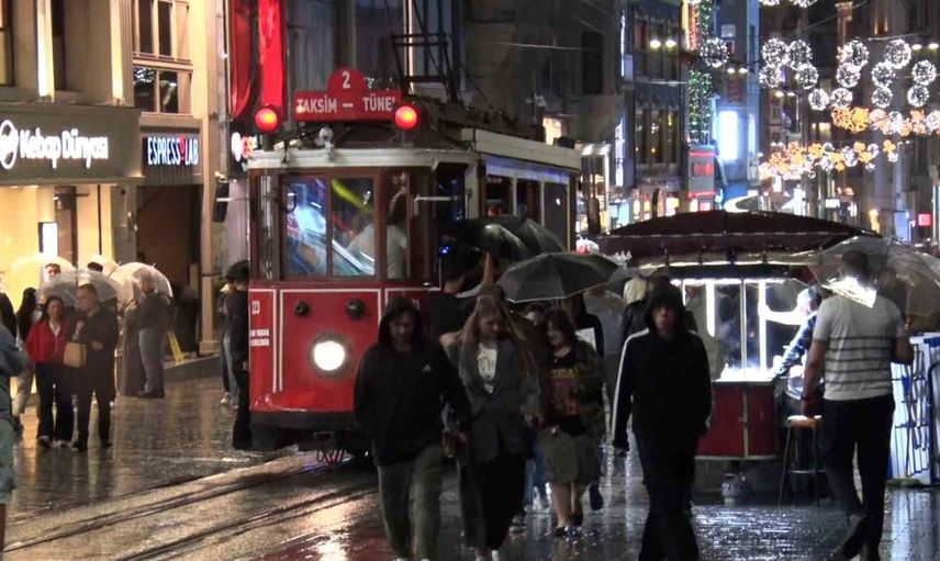 İstanbul’da sağanak yaşamı etkiledi, yolcular tramvaya sığındı
