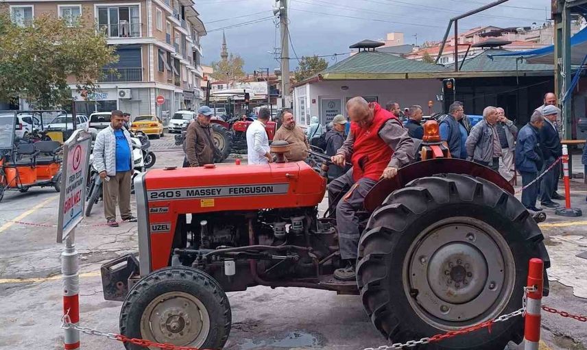 Burhaniye'de yerinde traktör ve motosiklet muayenesi üreticilere kolaylık sağladı