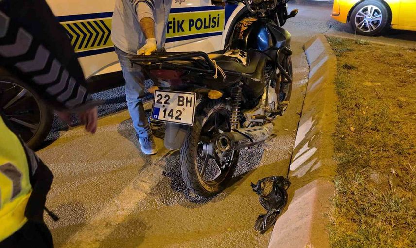 Kaçışın sonu kavşakta: motosiklet sürücüsü otomobile çarptı
