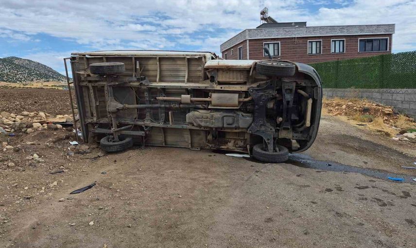 Kavşakta çarpışma: Araban'da hafif ticari araç ile kamyonet savruldu, 5 yaralı