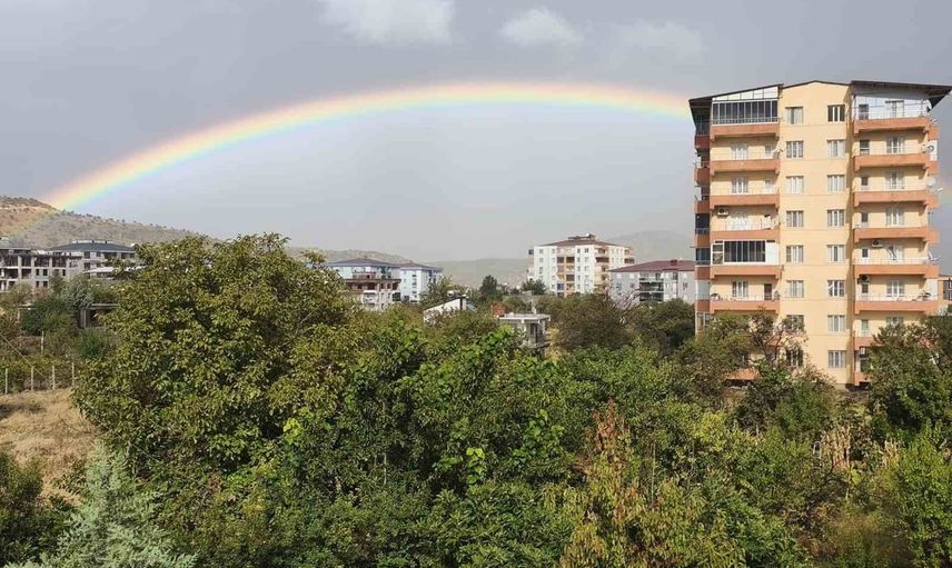 Dicle semalarında gökkuşağının kısa süreli renk gösterisi