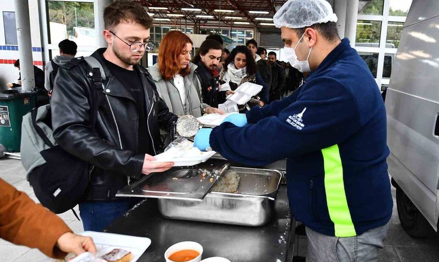 Okul döneminde on binlere sıcak yemek: İzmir Büyükşehir Belediyesi'nden kapsamlı beslenme desteği