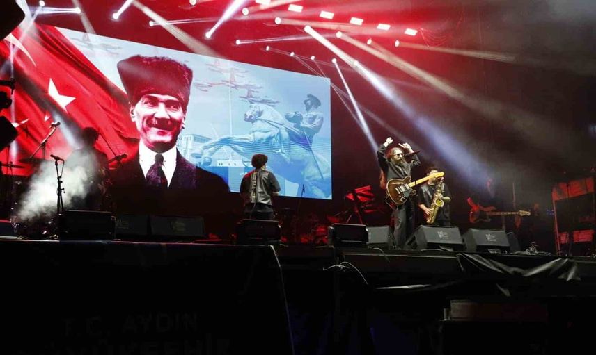 Aydınfest Aydın Tekstil Park'ta coştu: dört gün sürecek gençlik festivali başladı