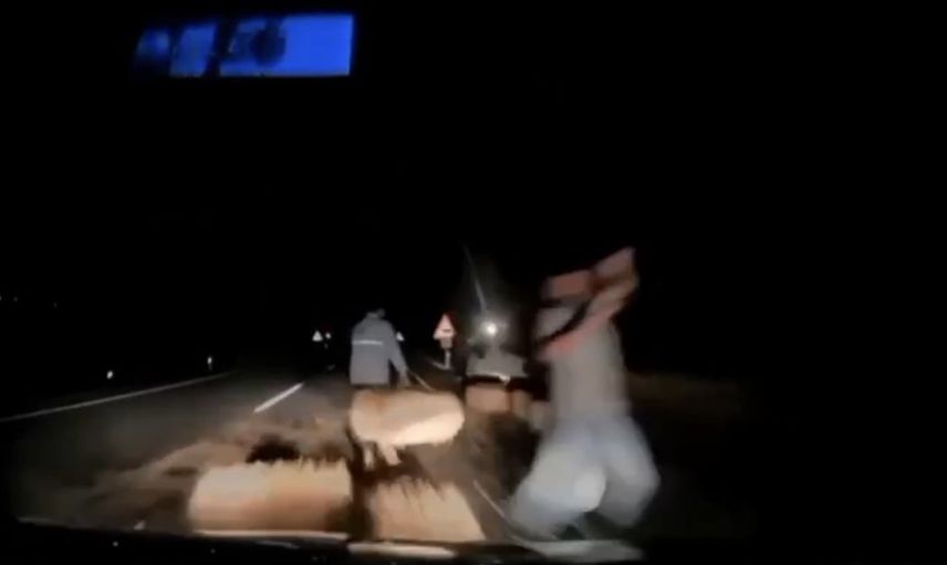 Kaza sonrası yola saman balyası koyan sürücüye otomobil çarptı