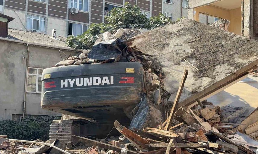 Küçükçekmece'de yıkım sırasında bina parçaları iş makinesinin üzerine düştü