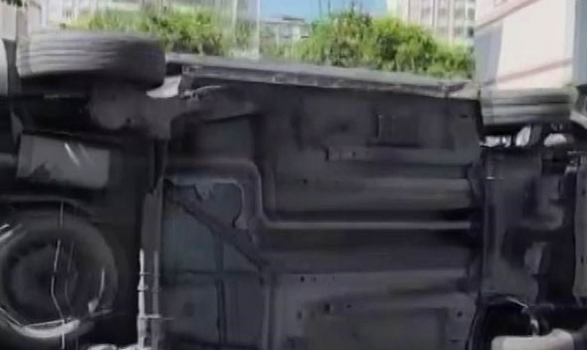 Kayapınar'da kontrolünü kaybeden hafif ticari araç refüje çarparak devrildi