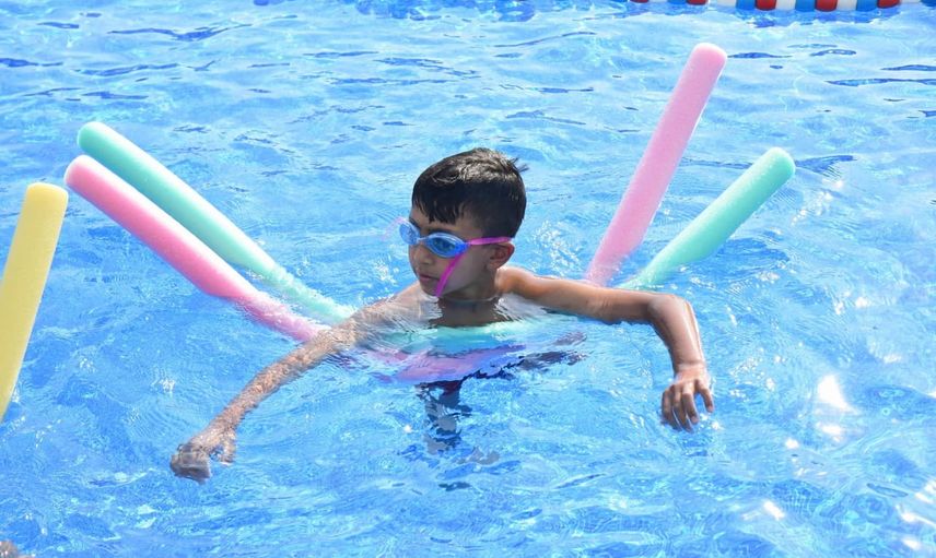 Yazın sıcağında yüzme keyfi: Yuntdağı çocukları Muradiye havuzunda buluştu