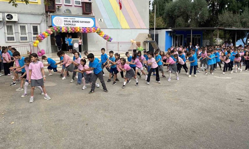 Alaşehir'de eğitim coşkusu: 18 bin 811 öğrenci ders başı yaptı