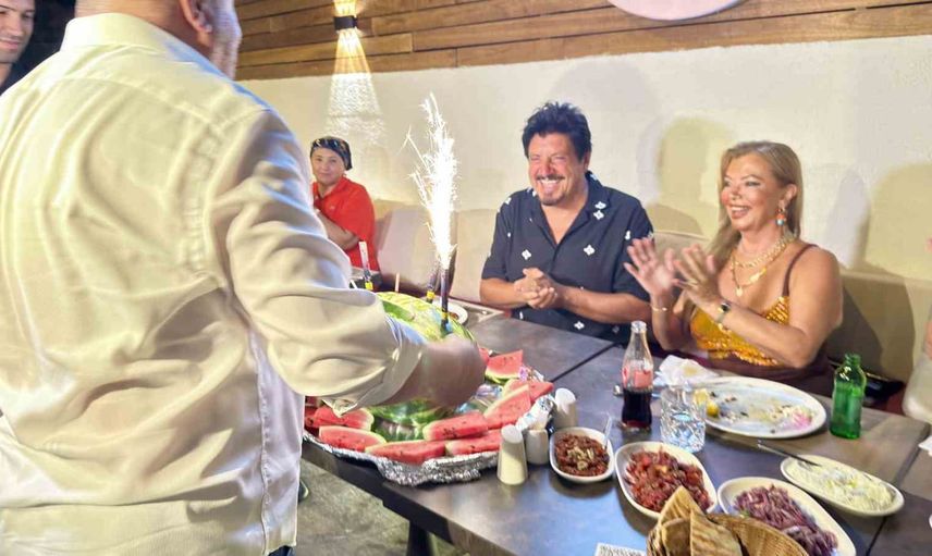 Karpuzlu sürpriz: Ekin Akkaş'ın doğum günü Bodrum'da renklendi