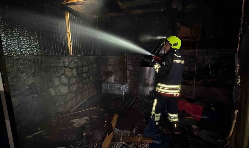 Bolu'da odunlukta başlayan alevler villaya ulaşmadan söndürüldü