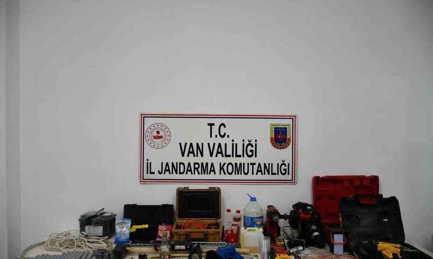Kaya mezarda el yapımı patlayıcıyla define ararken suçüstü yakalandılar