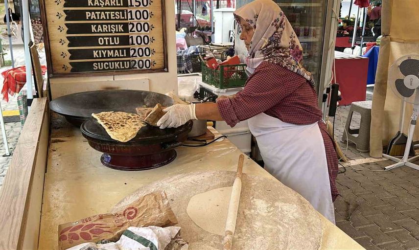Bir çuval unla hayata tutunan kadın Serdivan pazarının gözleme ustası