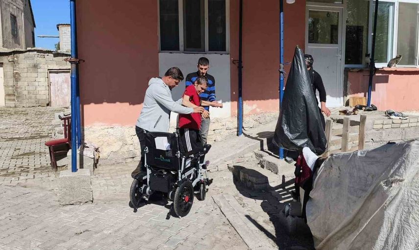 Köyünde akülü sandalyeyle yeniden dolaşmaya başlayan 20 yaşındaki genç