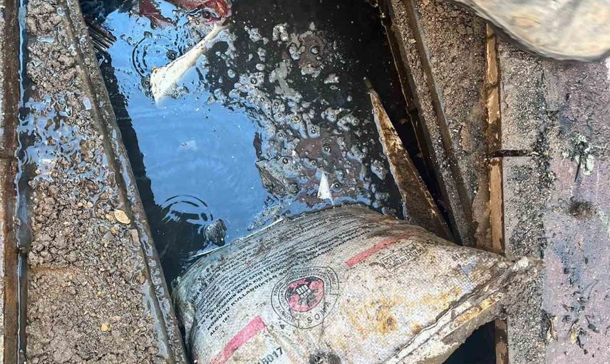 Ayvalık'ta kanalizasyondan çıkan çuval kömür soru işareti bıraktı