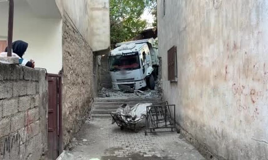 Diyarbakır'da park halindeki kamyonun freni boşaldı, evin duvarına çarptı
