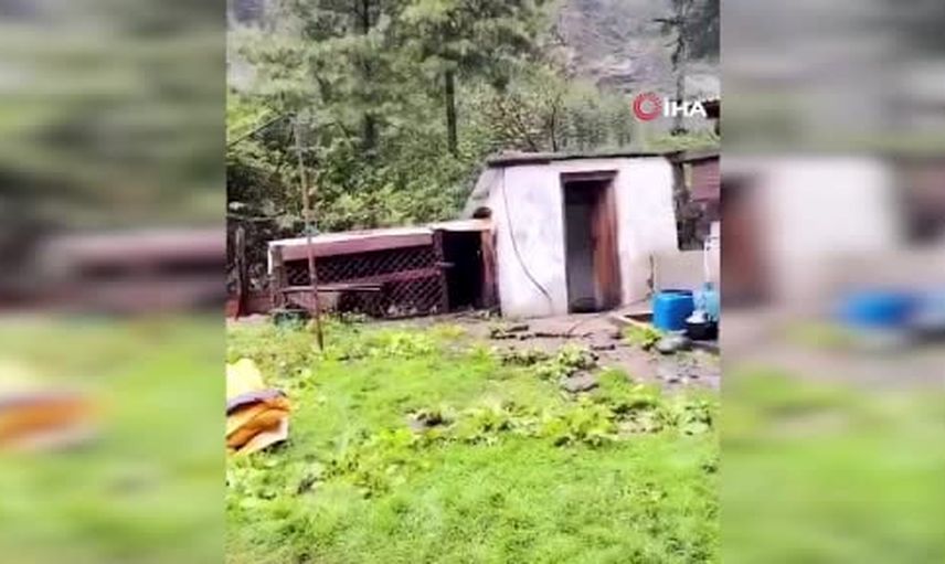 Şiddetli yağışlar toprak kaymalarına neden oldu; Hindistan ve Nepal'de 70 kişi yaşamını yitirdi
