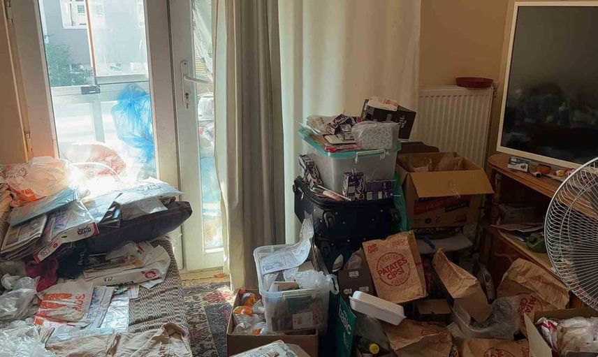 Kütahya’da iki dairede biriken yılların izleri: emekli profesörün evinden tonlarca eşya çıkarıldı